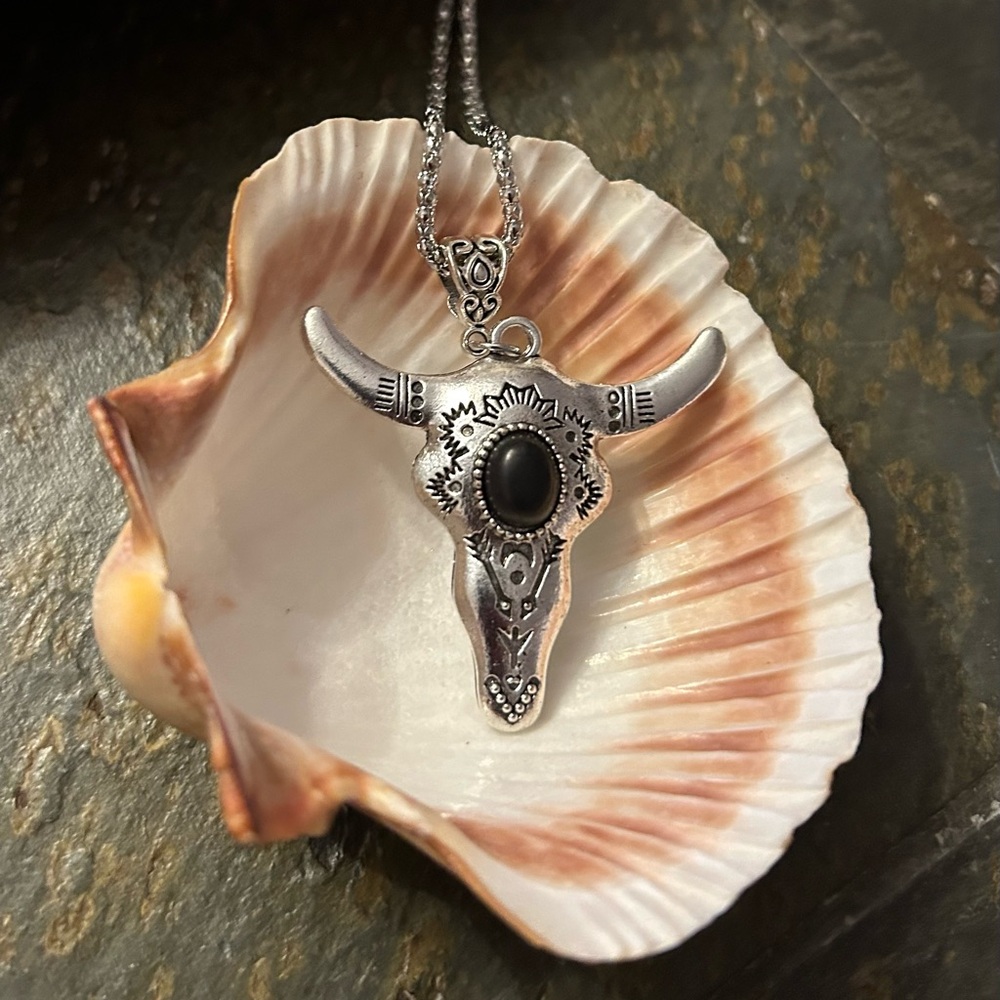 Southwestern silver-tone bull skull necklace w/black crackle look stone.